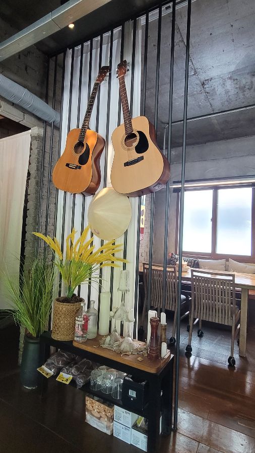 아늑한 분위기를 더하는 기타와 소품 인테리어