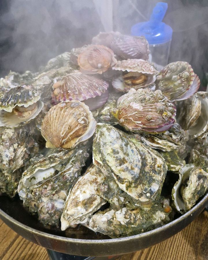 김이 모락모락 나는 굴구이