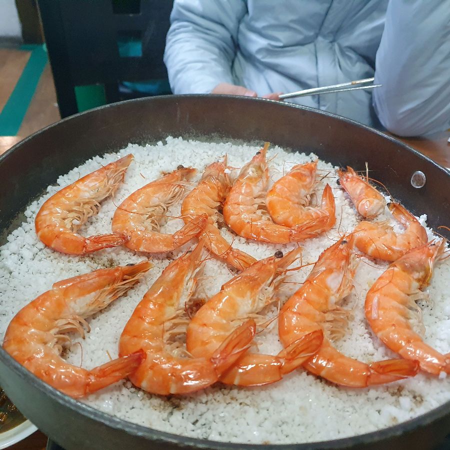 소금 위에 구워진 새우