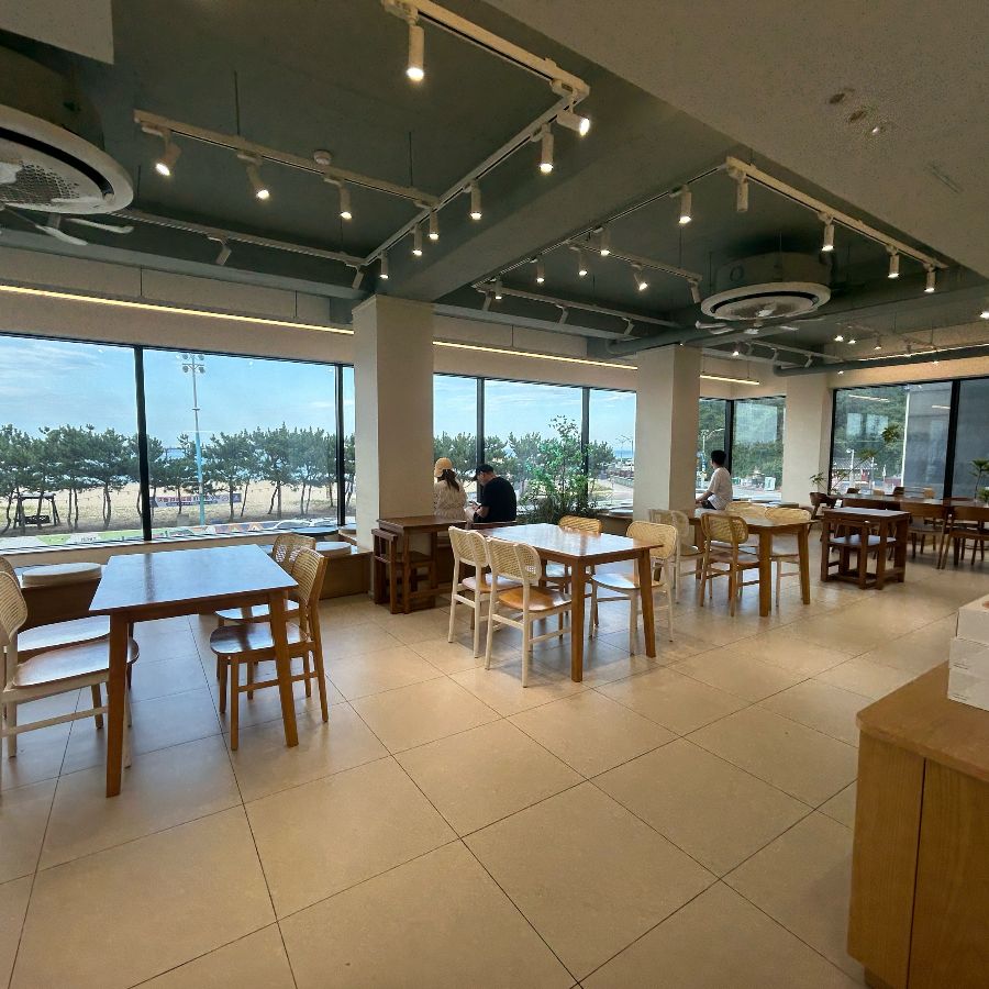 통창으로 보이는 삼척 해변의 아름다운 풍경