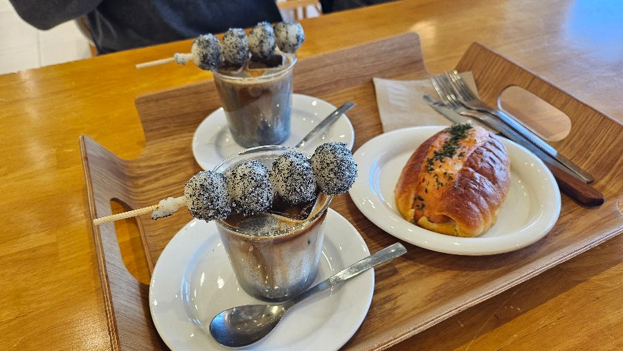 흑임자 당고 라떼와 명란감자 소금빵의 조화