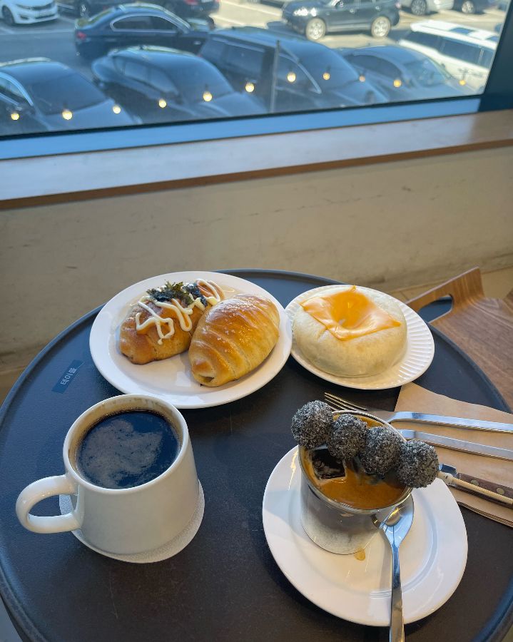 흑임자 당고 라떼의 아름다운 비주얼