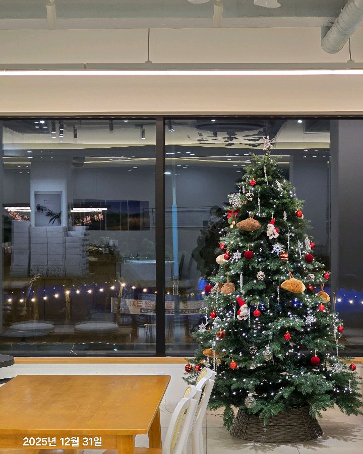 크리스마스 분위기가 물씬 풍기는 카페 내부