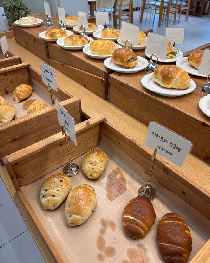 다양한 종류의 소금빵이 진열된 모습