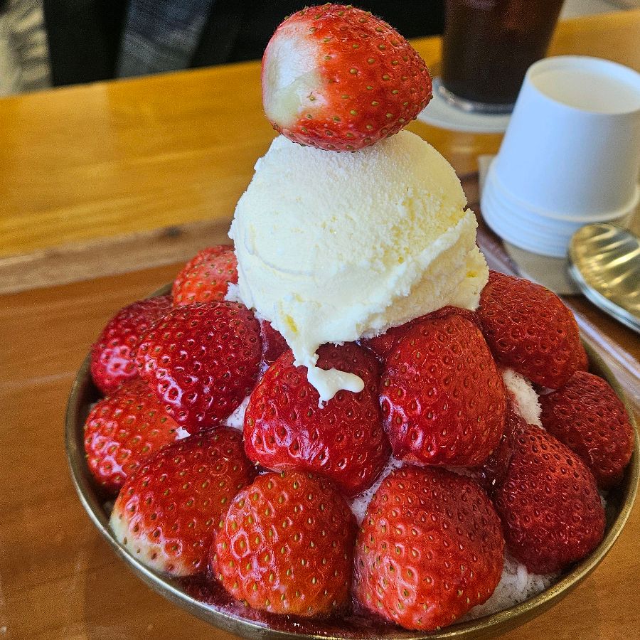 신선한 딸기가 가득 올라간 딸기 빙수