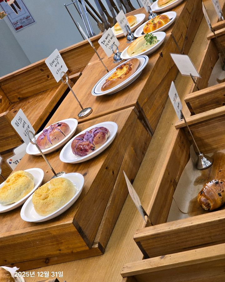 다양한 빵들이 보기 좋게 진열되어 있습니다.