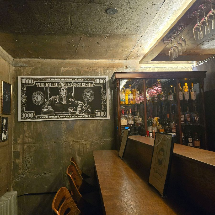 빈티지한 벽면과 감각적인 소품들이 조화로운 바 테이블