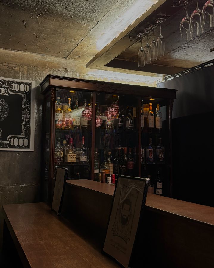 다양한 위스키와 술잔이 진열된 모습