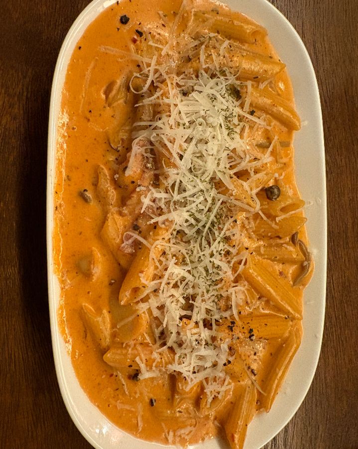 크림 소스와 치즈가 듬뿍 올라간 로제 펜네 파스타