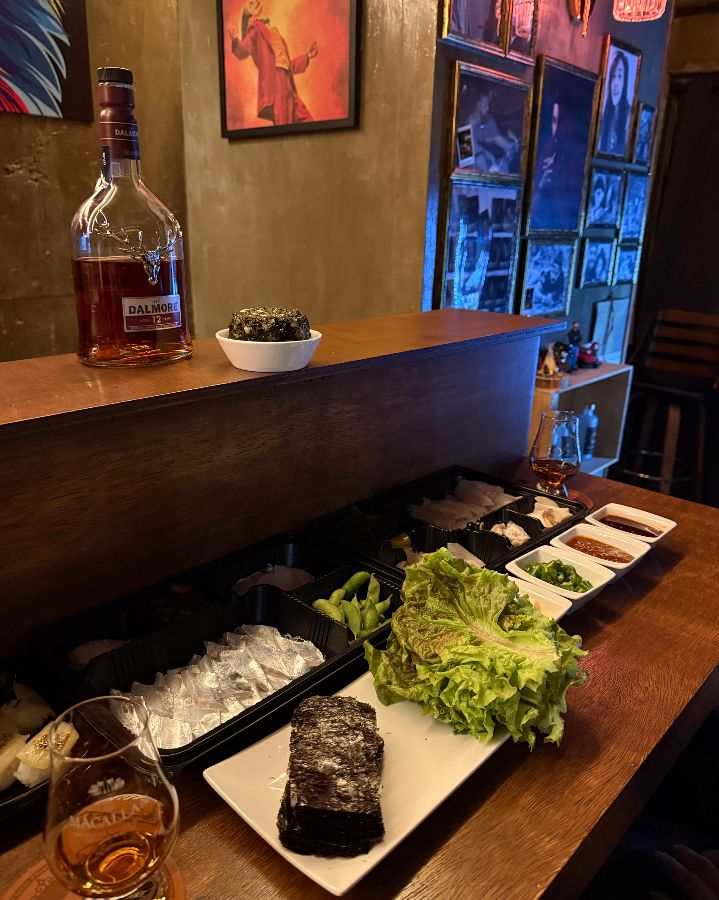 다양한 안주와 함께 위스키를 즐기는 모습