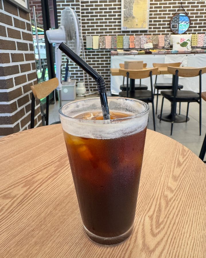 깔끔한 인테리어와 시원한 아이스 아메리카노