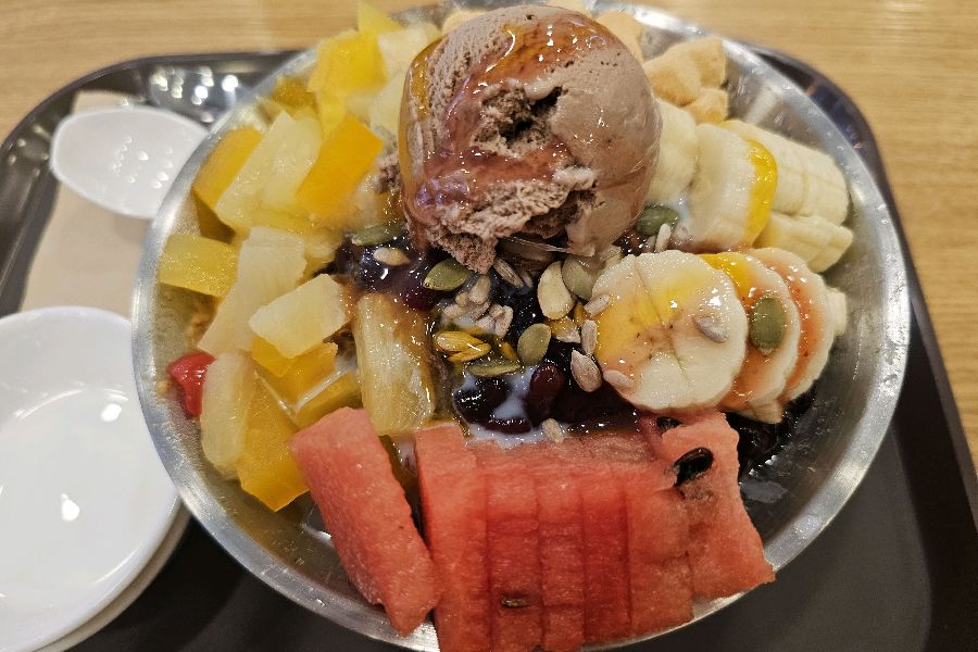 다채로운 과일 토핑이 돋보이는 팥빙수