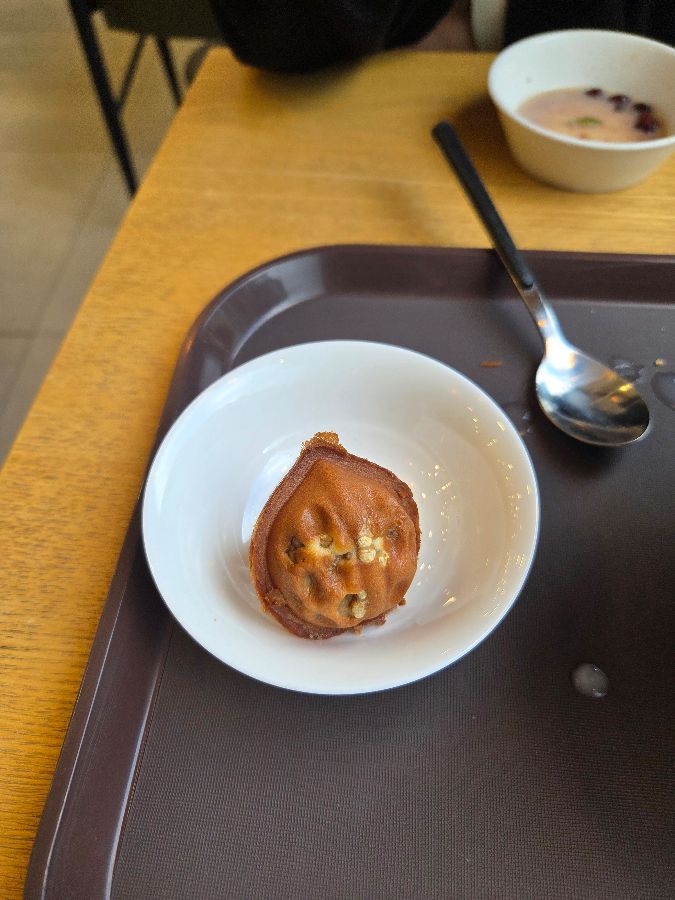 따뜻한 분위기의 엥이 라스또리아 내부