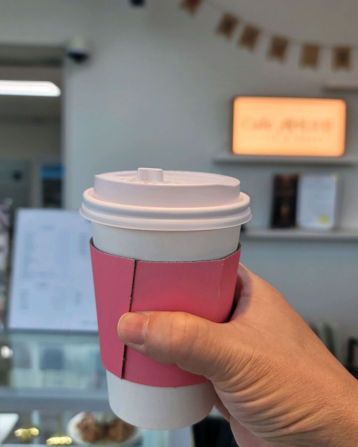 테이크 아웃 컵에 담긴 따뜻한 아메리카노