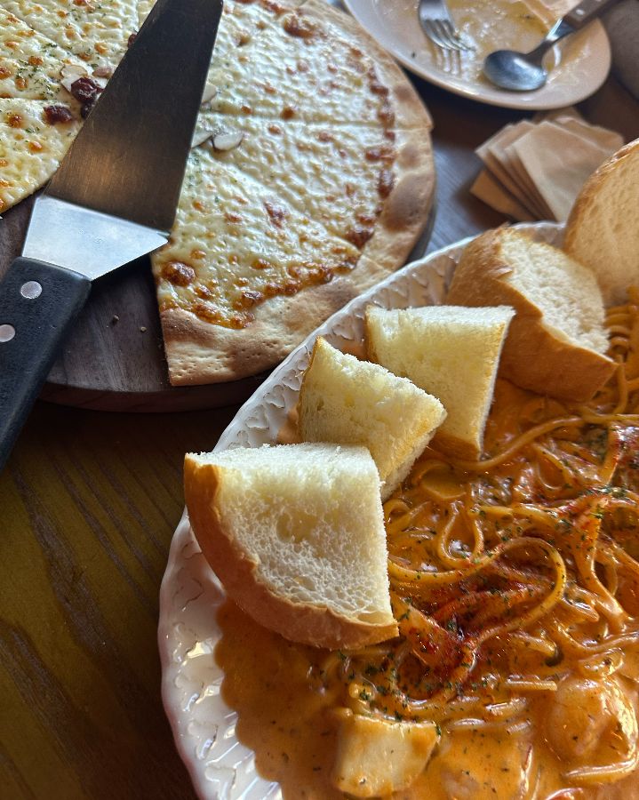 로제 빠네 파스타와 고르곤졸라 피자의 환상적인 조합