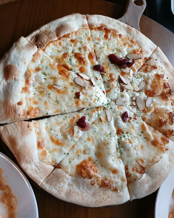 달콤한 꿀과 고소한 치즈의 완벽한 조화, 고르곤졸라 피자