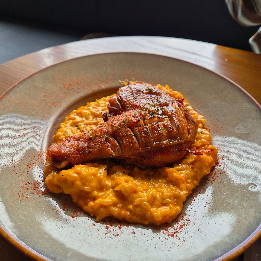 촉촉한 닭다리살이 올라간 리조또