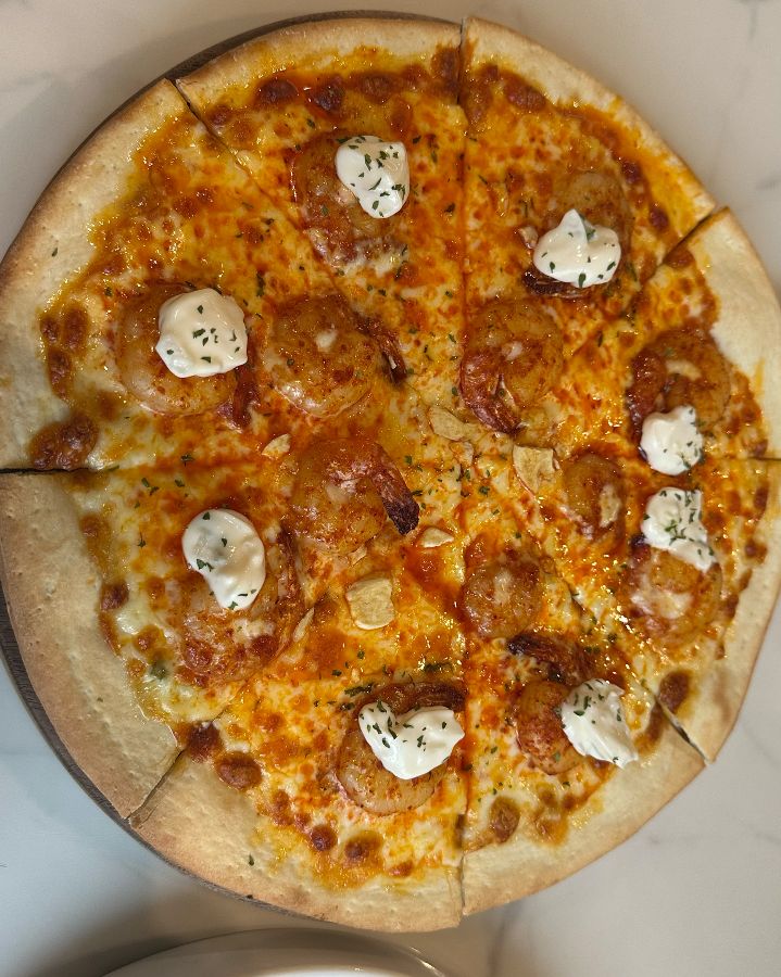 탱글탱글한 새우가 듬뿍 올라간 매콤한 피자