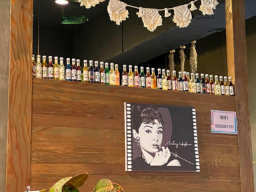 길가온Coffee 내부 인테리어: 아기자기한 소품과 은은한 조명이 아늑한 분위기를 연출한다.