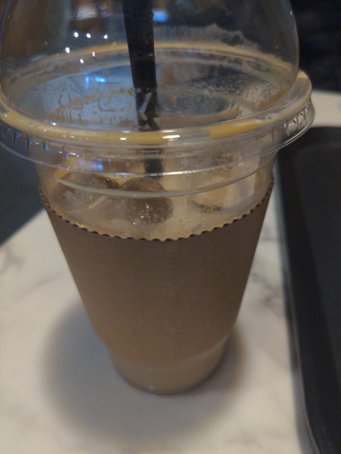 아이스 카페라떼: 시원한 아이스 라떼 한 잔으로 더위를 날려보세요.