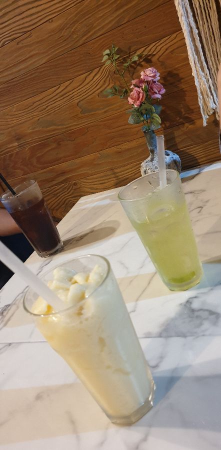 다양한 음료: 백향과차, 요거트 스무디 등 다채로운 음료들이 준비되어 있다.