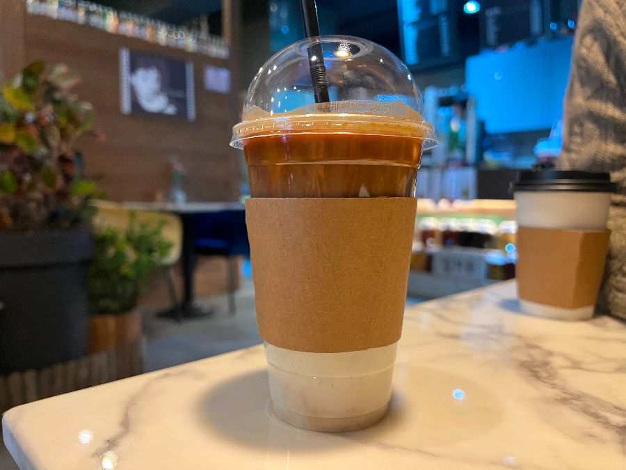 아이스 아메리카노: 깔끔하고 시원한 아이스 아메리카노의 모습.