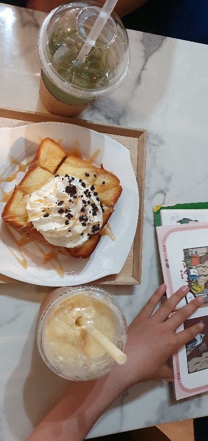 토스트와 음료: 달콤한 토스트와 시원한 음료의 환상적인 조합.