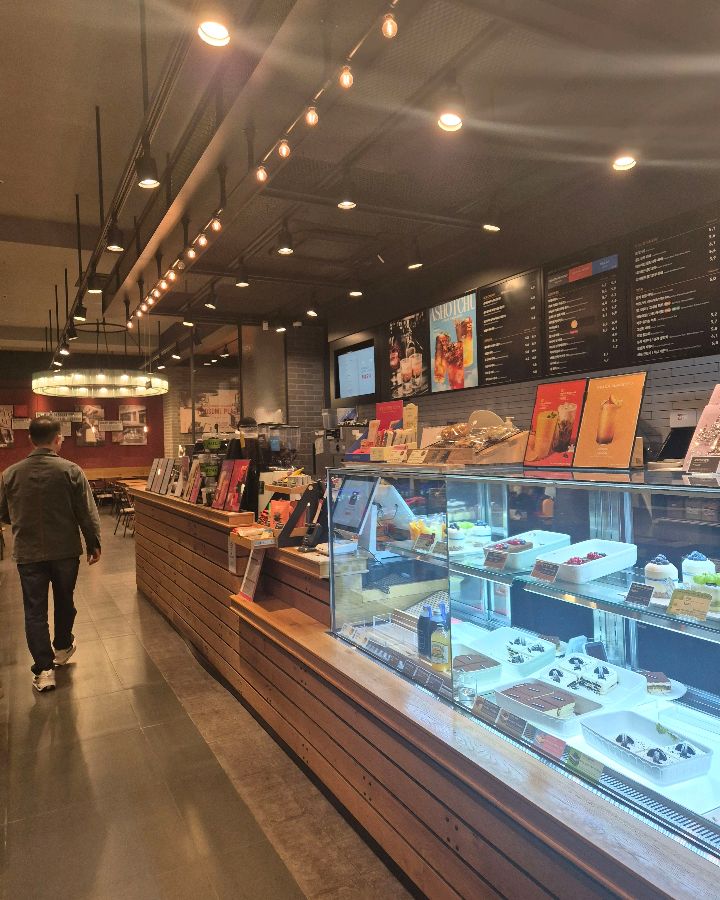 투썸플레이스 내부 전경