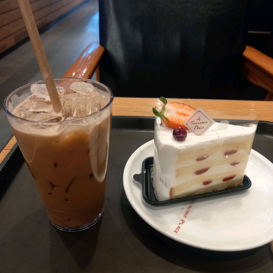 스트로베리 초콜릿 생크림 케이크와 아이스 라떼