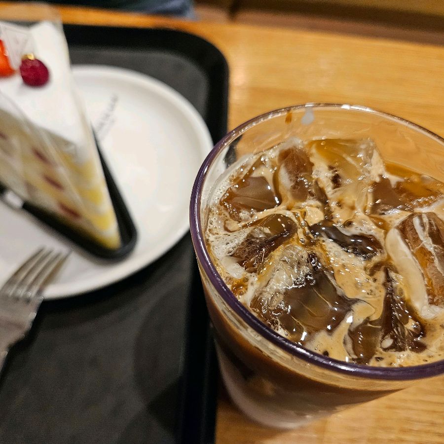 투썸플레이스 케이크와 커피