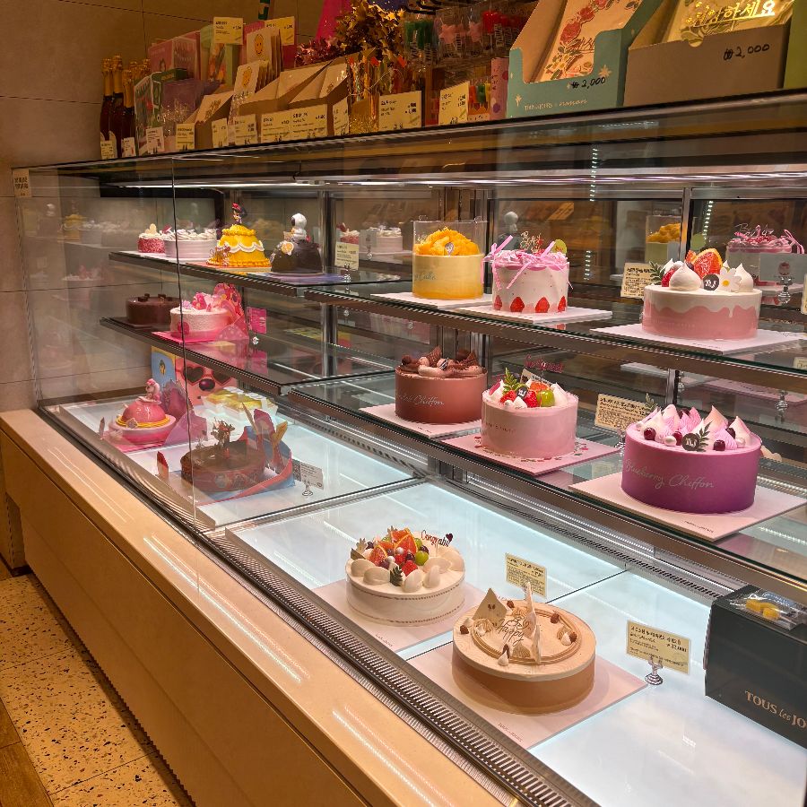 다양한 종류의 케이크가 진열된 쇼케이스