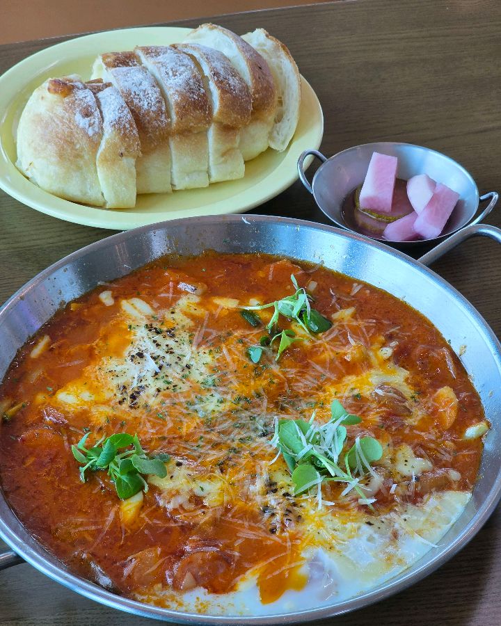 에그인헬과 빵, 피클이 함께 제공되는 모습