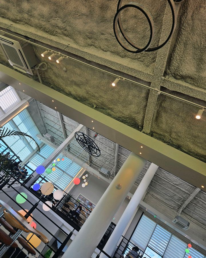 카페 내부 천장에 설치된 독특한 조명