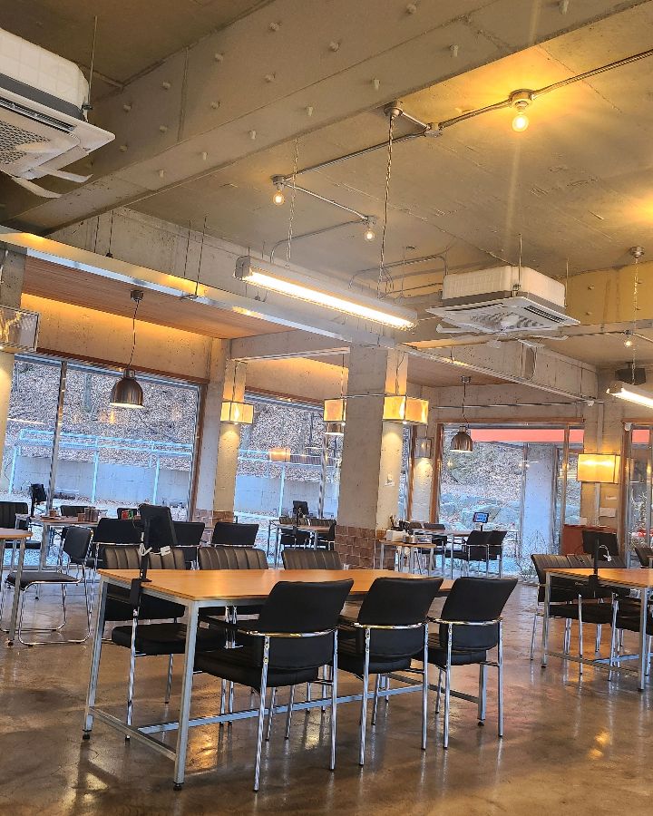 넓고 탁 트인 할로 인풍 내부