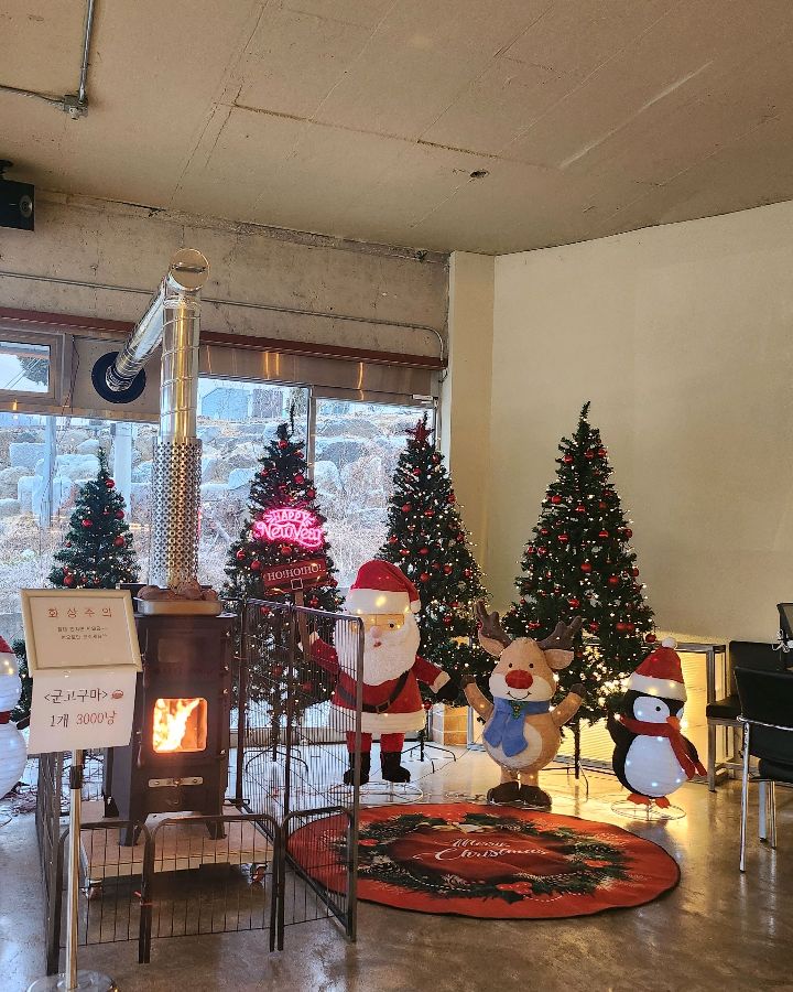 크리스마스 분위기로 꾸며진 할로 인풍