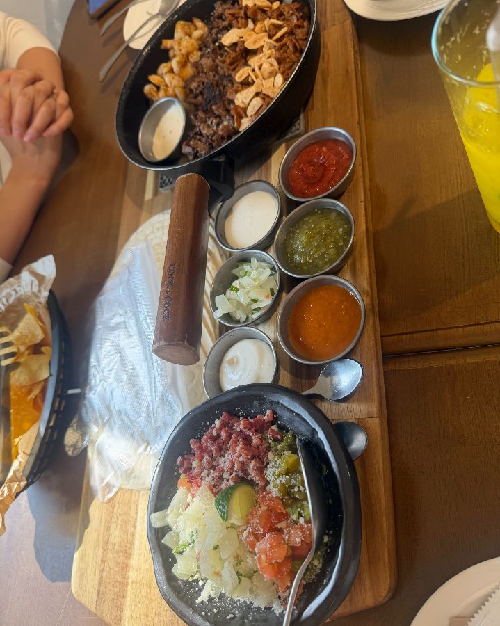 화려한 비주얼의 화이타 한 상 차림