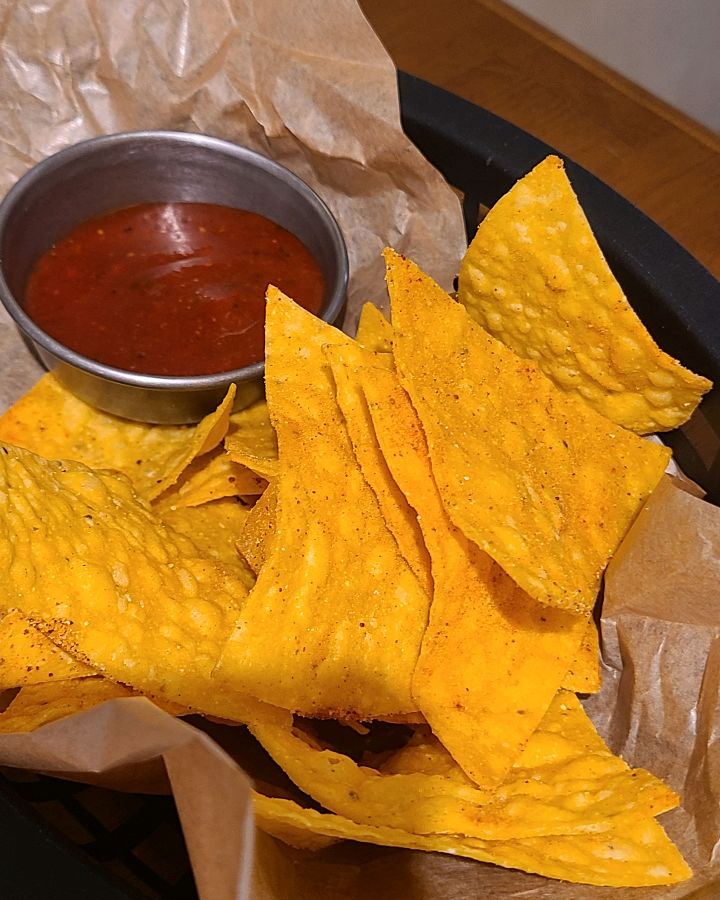 바삭한 나쵸와 매콤한 살사 소스의 환상적인 조합