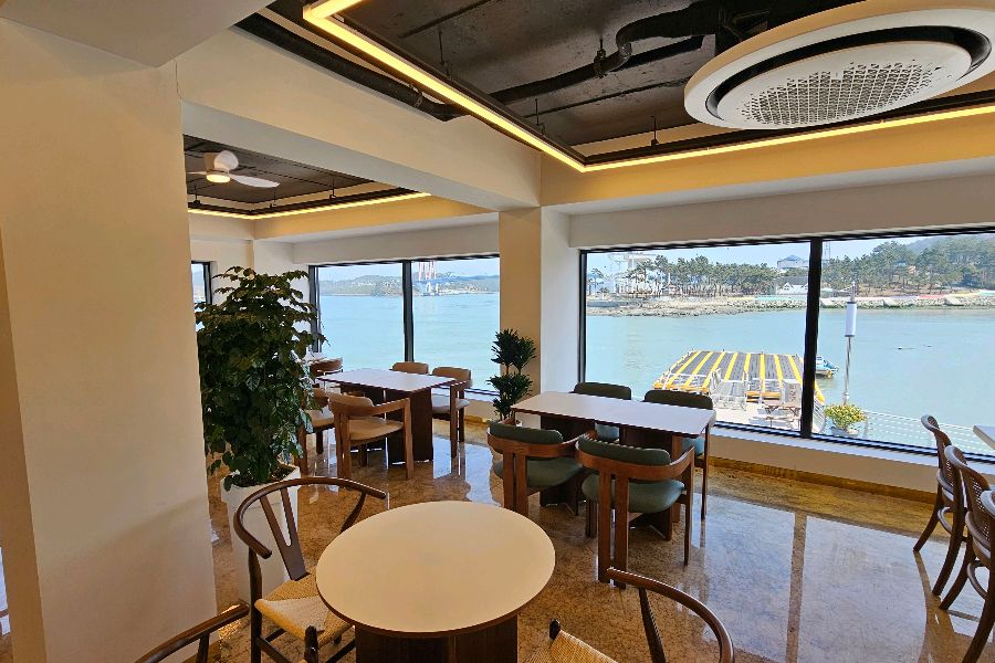 넓은 통창으로 진도대교가 한눈에 보이는 좌석.