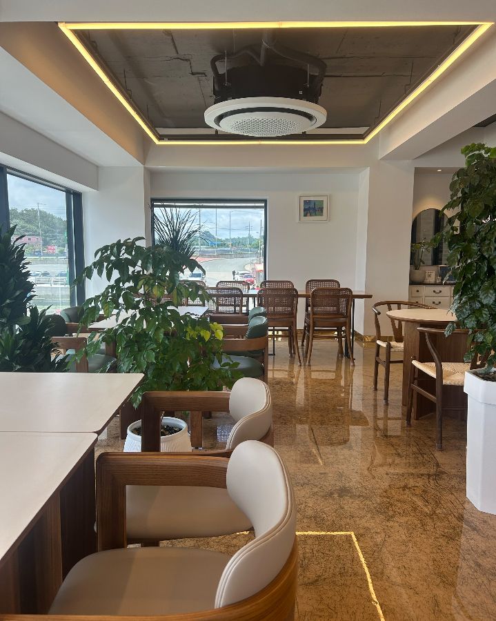 녹진커피 내부 테이블과 의자 배치.