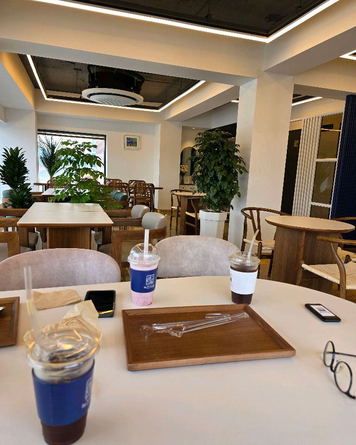 테이블 위에 놓인 음료. 깔끔한 트레이에 담겨 나온다.