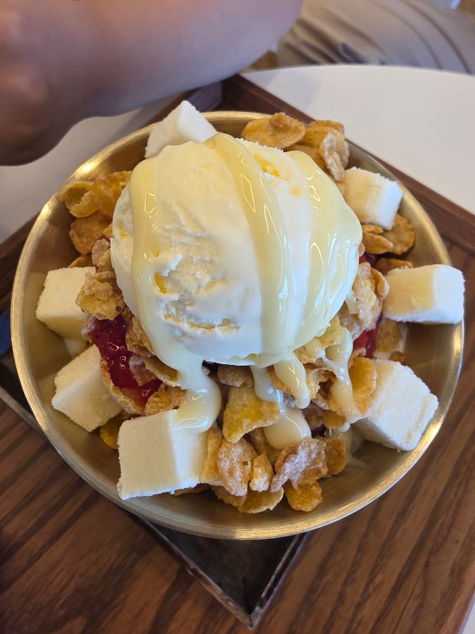 녹진커피 빙수. 푸짐한 양과 다양한 토핑이 인상적이다.