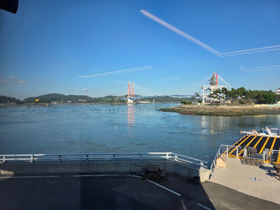 카페에서 바라본 진도대교와 바다.