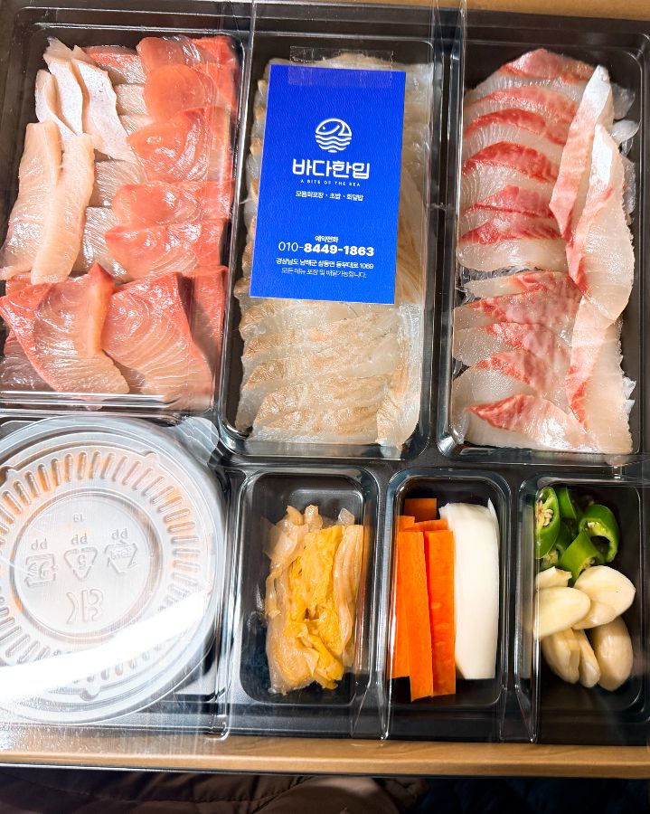 보기만 해도 신선함이 느껴지는 모듬회, 다양한 부위를 맛볼 수 있어요.