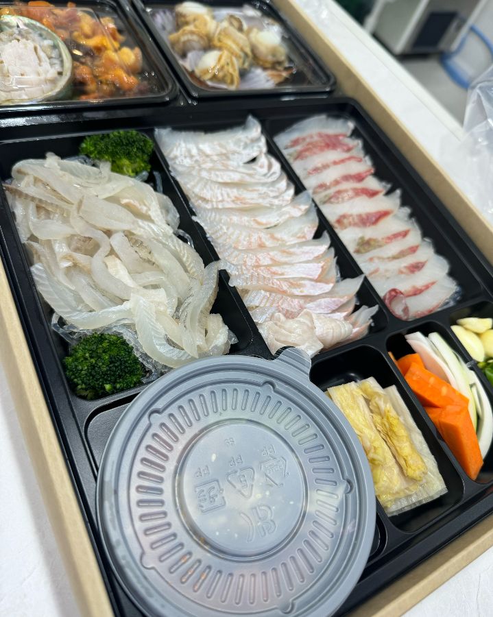 모듬회는 신선한 해산물과 함께 즐길 수 있도록 푸짐하게 구성되어 있어요.