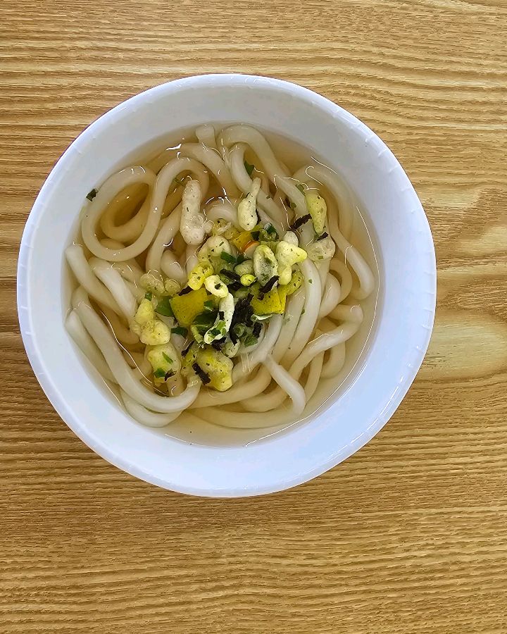 따뜻하고 든든한 미니 우동, 초밥과 함께 먹으니 더욱 맛있어요.