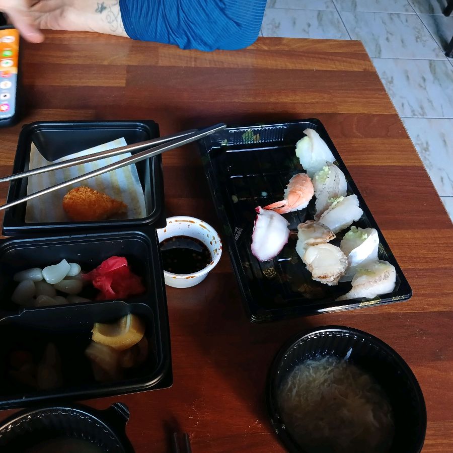 초밥과 함께 곁들여 먹기 좋은 튀김과 곁들임 메뉴들.