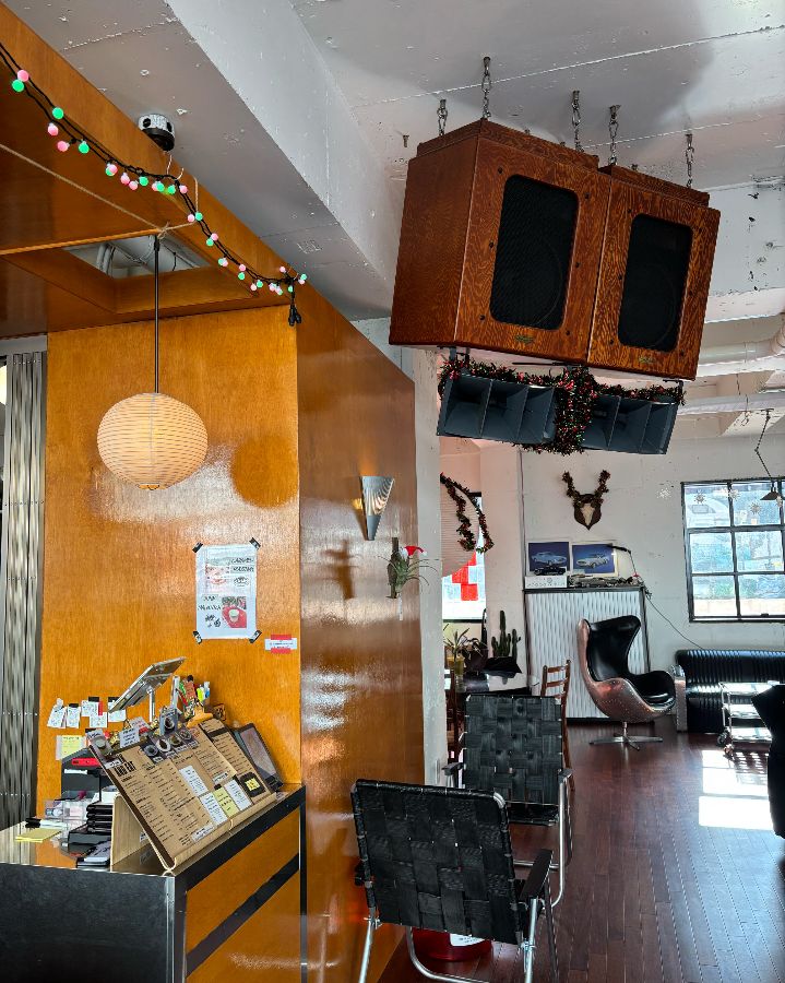 빈티지한 스피커와 독특한 인테리어가 눈길을 사로잡는 내부