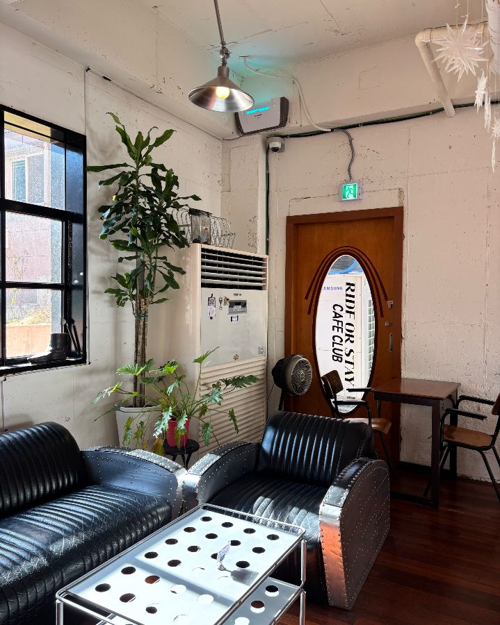 편안한 가죽 소파와 힙한 분위기의 인테리어