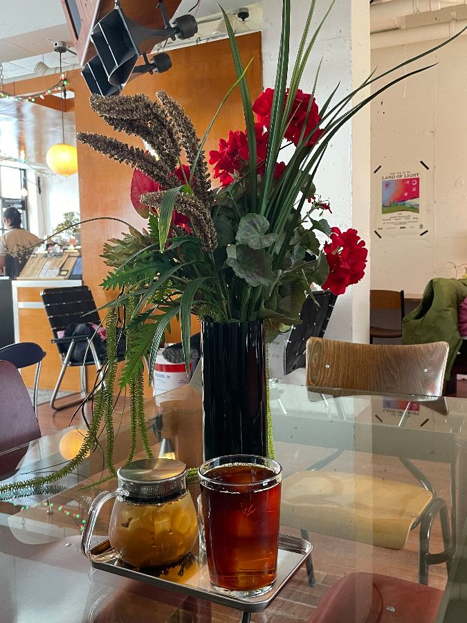 테이블 위의 꽃 장식과 음료가 조화롭게 어우러진 모습