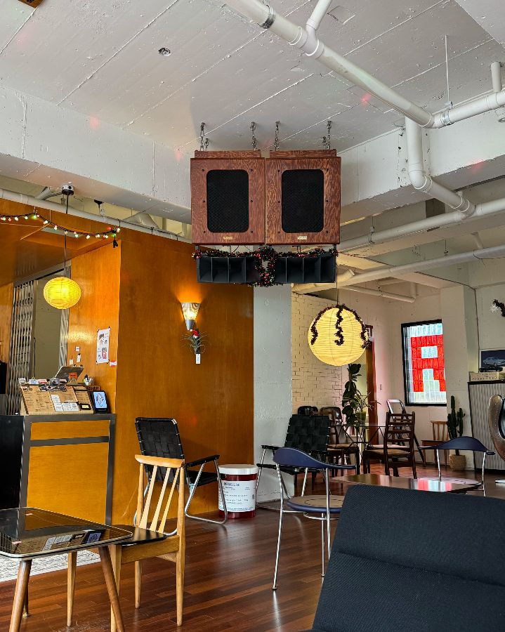 독특한 조명과 힙한 인테리어의 조화